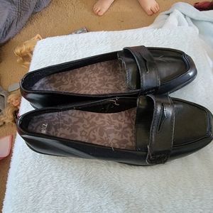 Women's black dress shoes, size 7.5, only worn 2 times, good condition, see pics